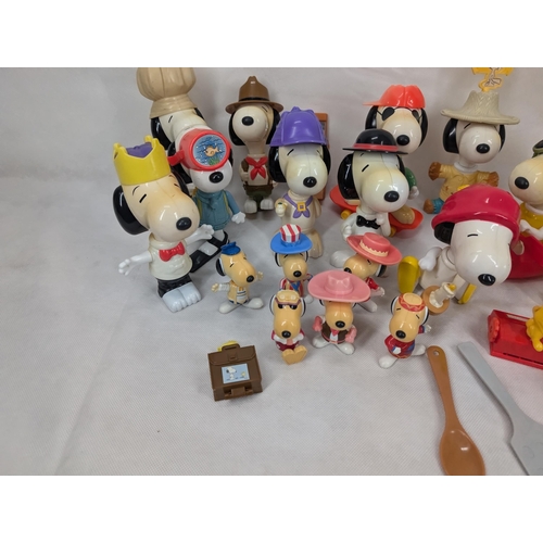 119 - Large Bundle Large Snoopy Mcdonalds Figures 6