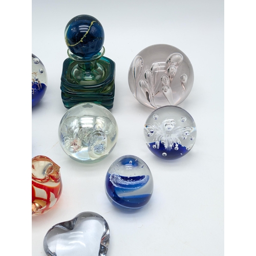 243 - Group (9) Good Paperweights, To Include Mdina, Controlled Bubble Etc Most Appx 4.5