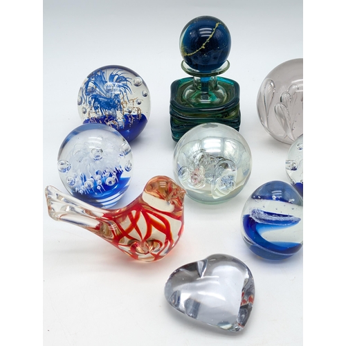 243 - Group (9) Good Paperweights, To Include Mdina, Controlled Bubble Etc Most Appx 4.5