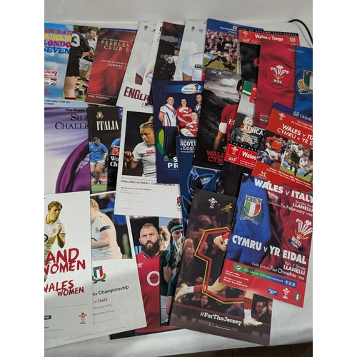 46 - Good Quantity Rugby Programmes Mostly Modern Some Vintage - Note Multiple Photos Invetec, 6 Nations,