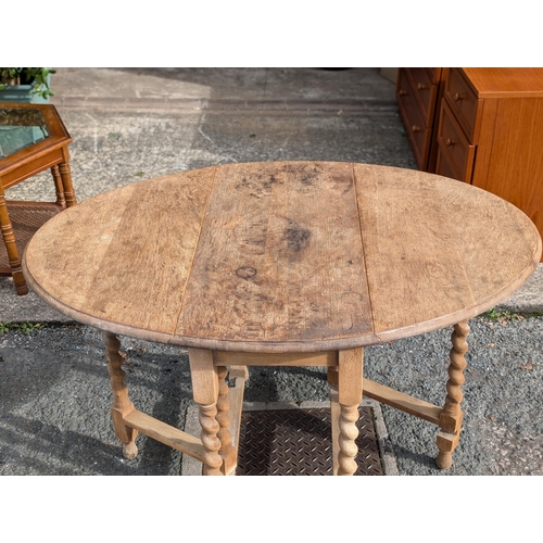 37 - Excellent Antique Oak Barley Twist Drop Leaf Dining Table - 35x47