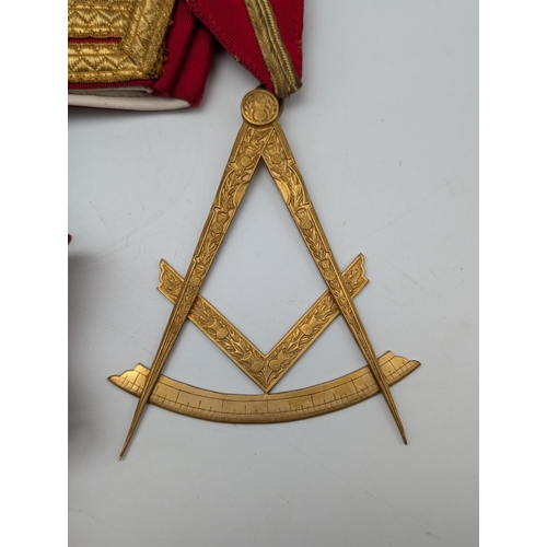 217 - Masonic Interest - Masonic Aprons x 3, Cuffs, Founders Jewel Etc From Lodge Al Itahad Along With Ste... 