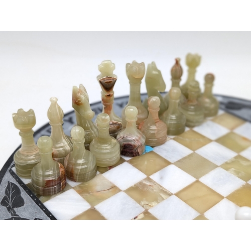 262 - Onyx and Slate Complete Vintage Circular Chess Set in the colours White and Jade