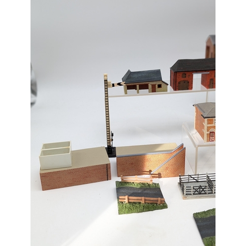 312 - Group (19) Excellent Hornby Lyddle End N Gauge Scenery / Buildings All In Excellent Condition Throug... 