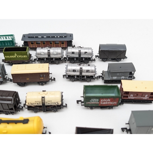 333 - Huge Bundle N Gauge Rolling Stocks, Wagons, Carriages Etc, Lima, Peco, Farish Etc - Most Good Condit... 