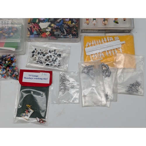 359 - Hundreds of N Gauge Scene Animals, People & Accessories Excellent Group