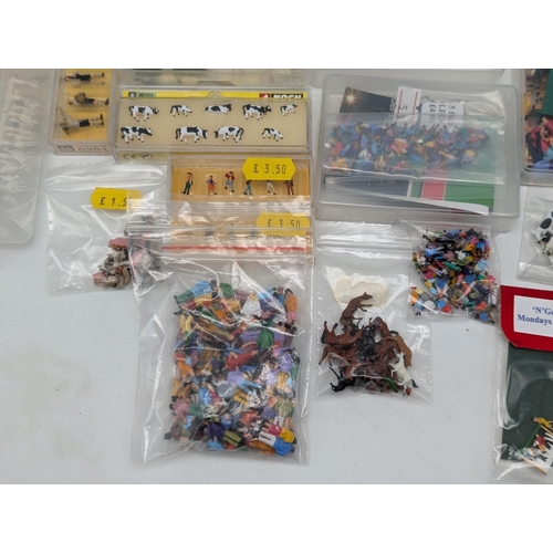 359 - Hundreds of N Gauge Scene Animals, People & Accessories Excellent Group