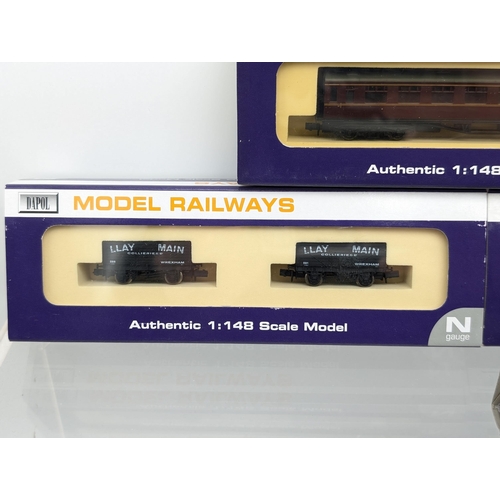 373 - Group (7) Dapol N Gauge Model Railways - 6 Coaches / 1 Wagon All Boxed Good Condition Collett Coach ... 