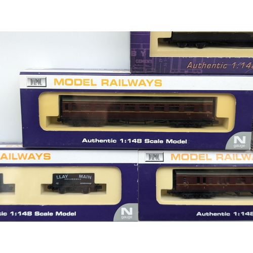 373 - Group (7) Dapol N Gauge Model Railways - 6 Coaches / 1 Wagon All Boxed Good Condition Collett Coach ... 