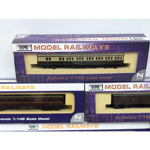 373 - Group (7) Dapol N Gauge Model Railways - 6 Coaches / 1 Wagon All Boxed Good Condition Collett Coach ... 