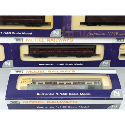 373 - Group (7) Dapol N Gauge Model Railways - 6 Coaches / 1 Wagon All Boxed Good Condition Collett Coach ... 