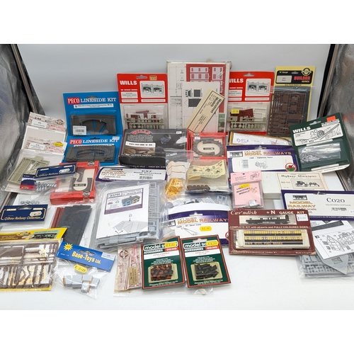 387 - Good Quantity Model Railway Accessories / Trackside Etc Including - Peco Lineside Kits. Most Appears... 