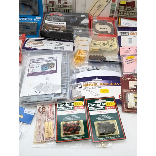 387 - Good Quantity Model Railway Accessories / Trackside Etc Including - Peco Lineside Kits. Most Appears... 