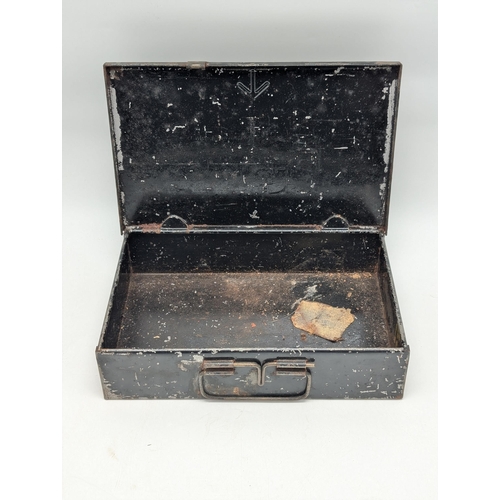 466 - Vintage Military Outfit First Aid General Small Tin - Broad Arrow Marked 23.5x15x5.5cm