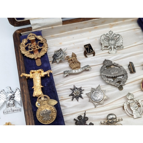 471 - Excellent Group Cap Badges / Pins, Medals, WW2, WW1 Some Nice Examples Here Qty (77)