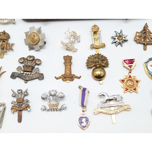 471 - Excellent Group Cap Badges / Pins, Medals, WW2, WW1 Some Nice Examples Here Qty (77)