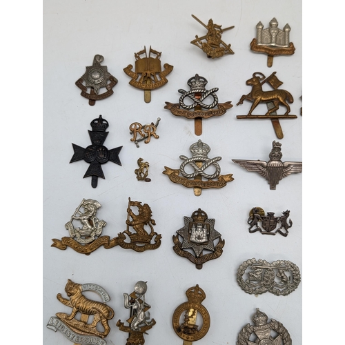 477 - Excellent Bundle Military Cap Badges, WW1 / WW2 And Lots Others Lots Here ! Para, Berkshire, RA, Mid... 