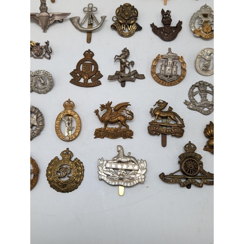 477 - Excellent Bundle Military Cap Badges, WW1 / WW2 And Lots Others Lots Here ! Para, Berkshire, RA, Mid... 