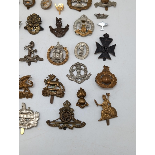 477 - Excellent Bundle Military Cap Badges, WW1 / WW2 And Lots Others Lots Here ! Para, Berkshire, RA, Mid... 