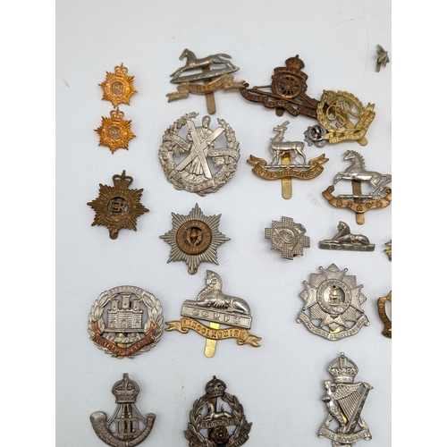 478 - Good Quantity Military Cap Badges WW1 / WW2 All Sorts Including, Argyle, Cuidich Ridge, Bydand Etc Q... 