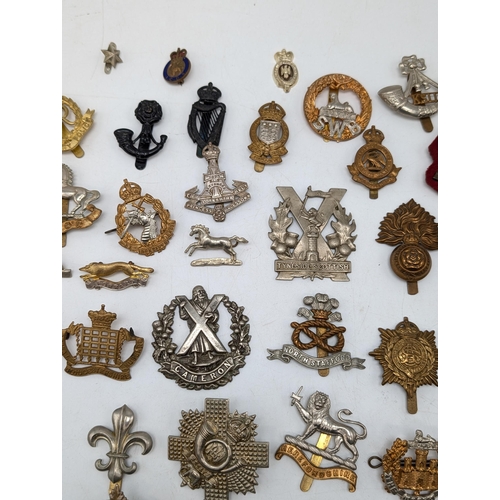 478 - Good Quantity Military Cap Badges WW1 / WW2 All Sorts Including, Argyle, Cuidich Ridge, Bydand Etc Q... 