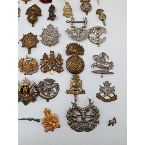 478 - Good Quantity Military Cap Badges WW1 / WW2 All Sorts Including, Argyle, Cuidich Ridge, Bydand Etc Q... 