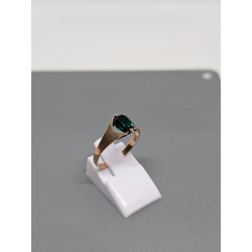 565 - 9Ct Gold And Green Gemstone Ring - Tested 1.65g Appx Size N