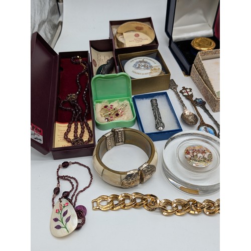 218 - Mixed Group Collectables, Including Trinket Pots, Jewellery, Magnifying Glass, Brooch's Plus Loads M... 