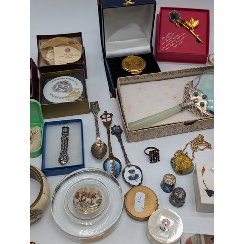 218 - Mixed Group Collectables, Including Trinket Pots, Jewellery, Magnifying Glass, Brooch's Plus Loads M... 