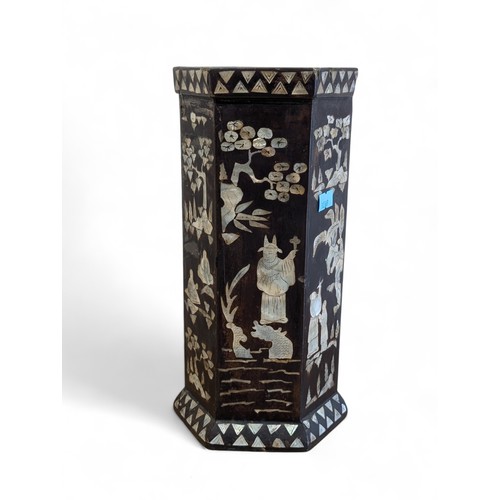 253 - An Antique Black Lacquer & Mother of Pearl Inlay Brush Pot Depicting Immortals / Wise Men27x13cm Som... 