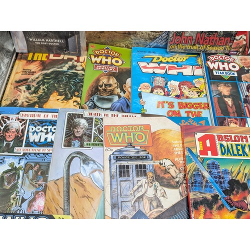 440 - Vintage Dr Who Comic / Reference Bundle Plus 5 Blakes 7 Comics - All Generally in Good Order