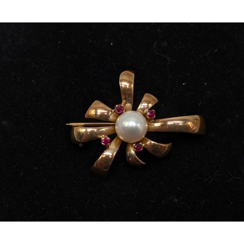 471 - Hallmarked 9ct Gold & Pearl Brooch 3.21g