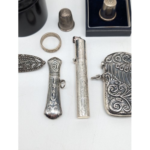 476 - 109.32g Sterling Silver Group, Including Thimble Holders, Pill Pots, Matchbox, Sewing Case, Cheroot ... 