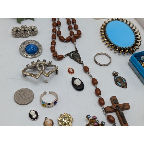 478 - Eclectic Group Mixed Vintage Jewellery, Some 9ct Gold Noted, Small Gold Cameo, 9ct Earings, Brooches... 