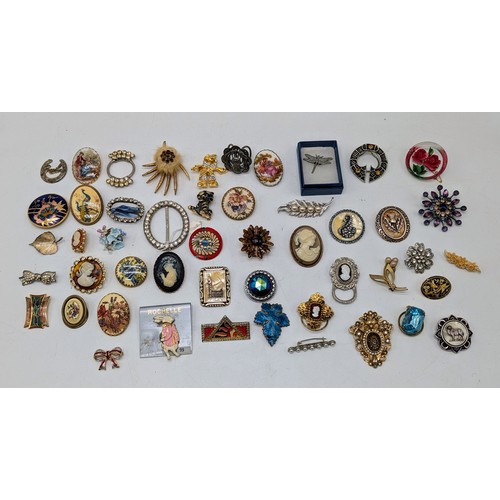 483 - Large Bundle Vintage Brooches, Cameos, Dragonflies All Sorts Here !