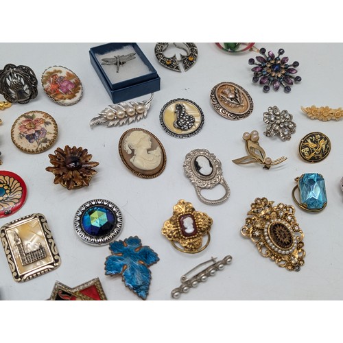 483 - Large Bundle Vintage Brooches, Cameos, Dragonflies All Sorts Here !