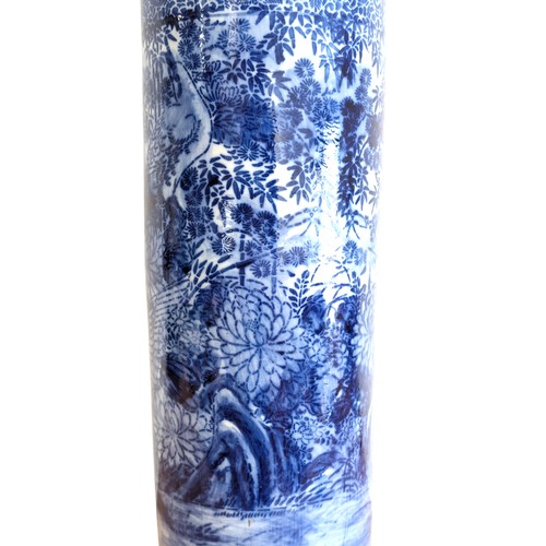 257 - An Attractive Hand Decorated Chinese / Asian Blue and White Stick Stand 22x61cm