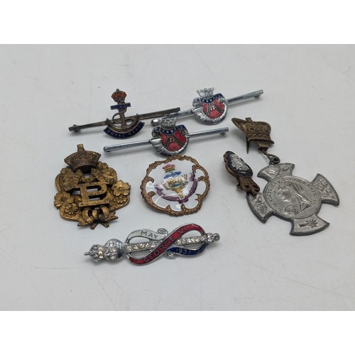 251 - Good Group Antique / Vintage Military Badges / Sweetheart Brooches Etc Including WW1 Seaforth Highla... 