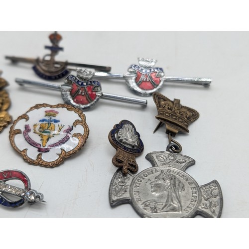 251 - Good Group Antique / Vintage Military Badges / Sweetheart Brooches Etc Including WW1 Seaforth Highla... 