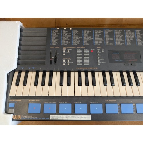 69 - Yamaha PortaSound PSS-680 Electronic Keyboard