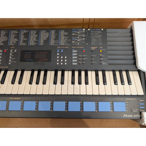 69 - Yamaha PortaSound PSS-680 Electronic Keyboard