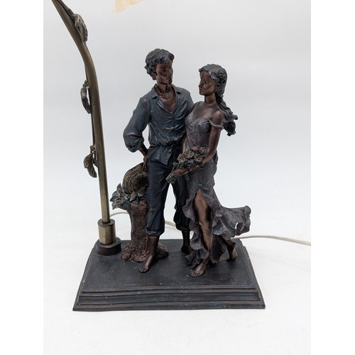 56 - Vintage Attractive Resin Figural Lamp With Romantic Couple - 19