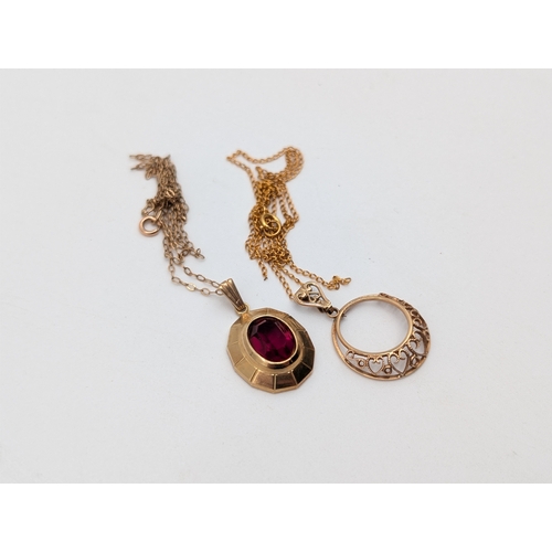 676 - A small group of 9ct gold jewellery, comprising an oval red stone pendant in stepped mount on fine-l... 