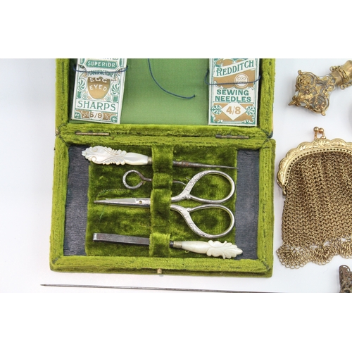 161 - Assorted Ladies Vanity Items and Collectables