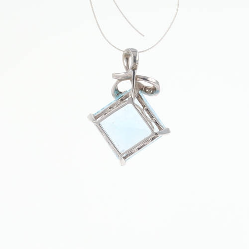 175 - White Gold Pendant inc. Diamond, Blue Topaz