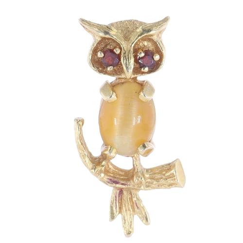 379 - Garnet and Cat's Eye 14ct Gold Owl Pendant, 2.1g