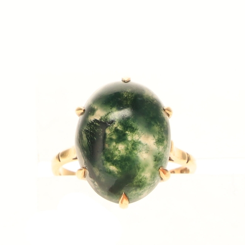411 - Moss Agate Cabochon 9ct Ring, 4.2g