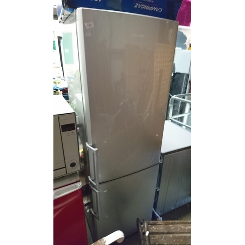 811 - Samsung fridge freezer