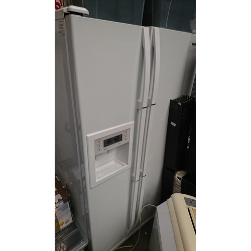 818 - Samsung american style fridge freezer