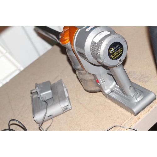 114 - Dyson cordless hoover, sold as seen battery not holding/charging correctly.